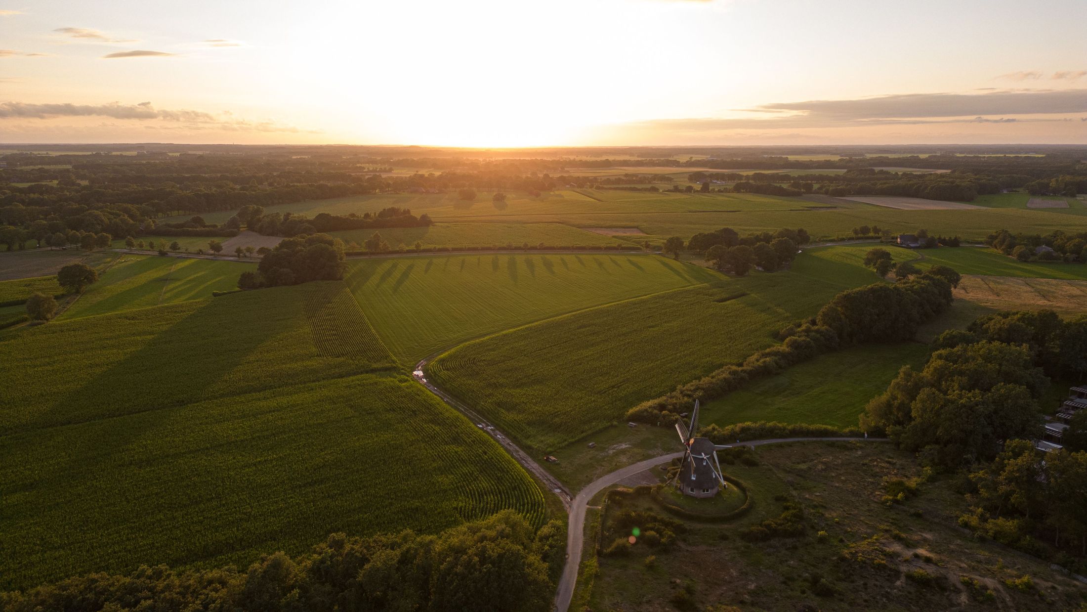 Polderlandschap bij zonsondergang